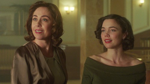 Sofie Gråbøl og Hedda Stiernstedt i SVT's dramaserie 'Vores tid er nu'
