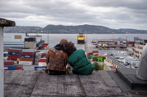 to personer ved en havn, ny serie, drama, nrk, verden er min,
