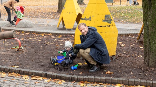 Patrick på en legeplads i Bonusfamilien sæson 4