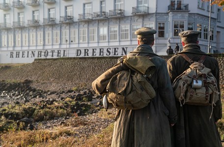 Soldater ser mod Rheinhotel Dreesen i ARD-filmen Det hvide hus ved Rhinen