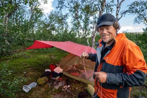 Monsen setter opp telt.jpg