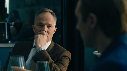 Jon Øigarden og Simon J. Berger taler og drikker vin i dramaserien Exit sæson 3