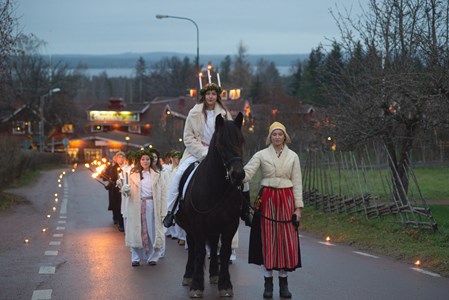 SVT Luciamorgen fra Tällberg, Luciabrud, svensk luciafejring, kultur, dokumentar, julestemning