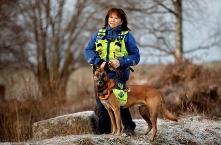 NRK / Redningshundene, eftersøgning fra båd, dokumentar, tv-aften, eftersøgning med hunde