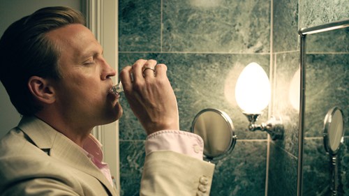 Tobias Santelmann i rollen som Henrik, der drikker alkohol, i tredje sæson af NRK's dramaserie Exit